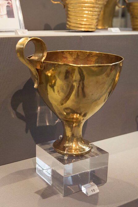 A gold cup with a single handle from Grave Circle A