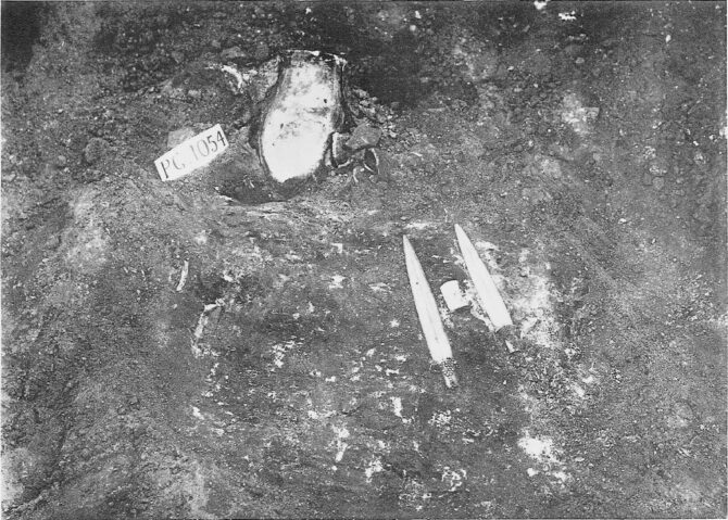 Two daggers and seal at top of shaft of PG 1054 in the royal cemetery of Ur